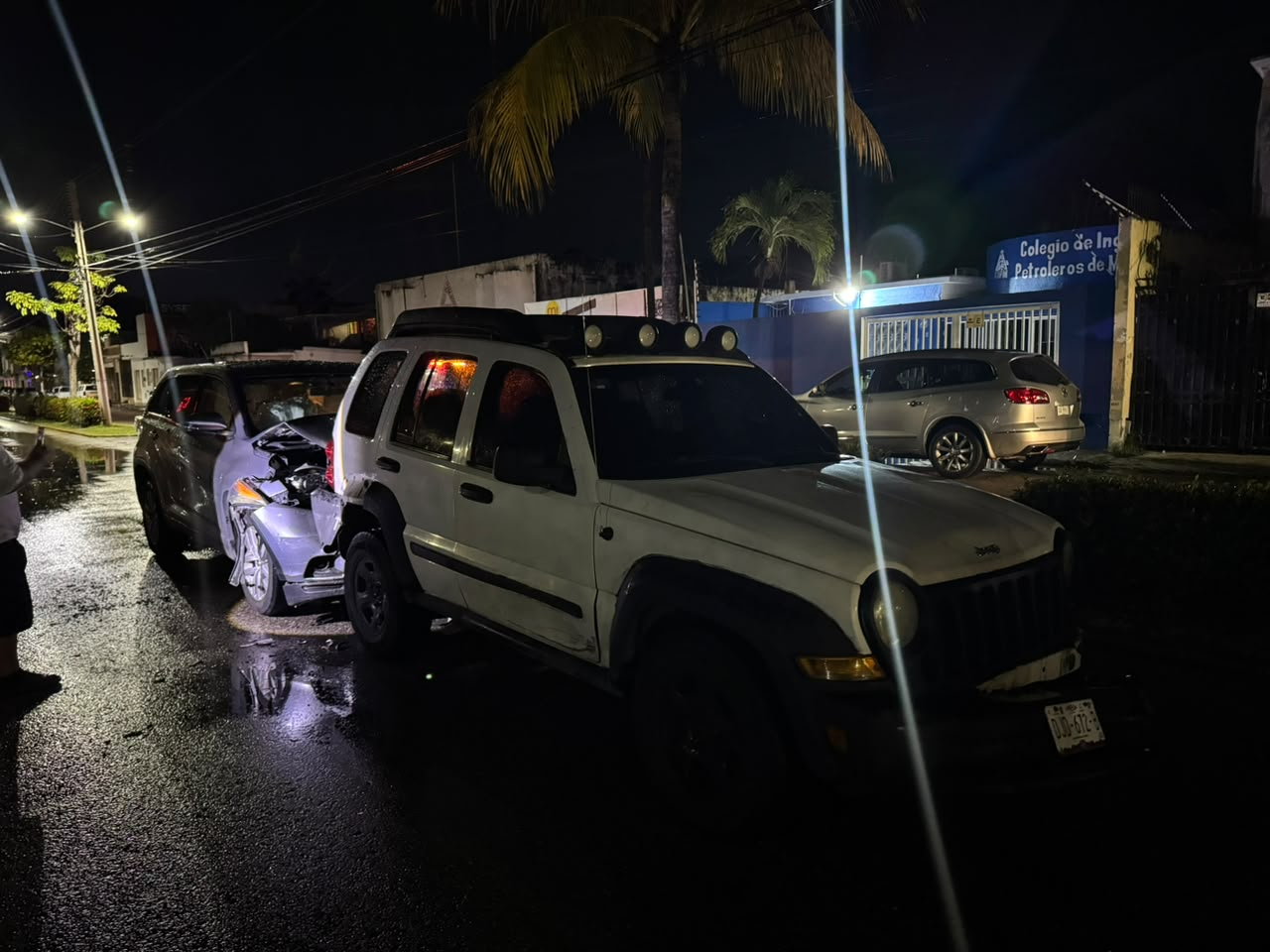 La unidad Jeep colisionó en primera instancia por alcance contra una camioneta Chevrolet negra.