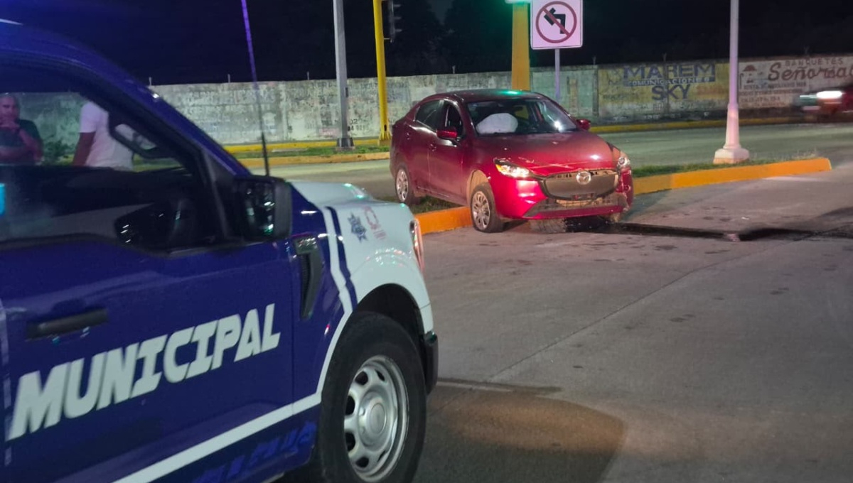 Mujer pierde el control de su automóvil y derriba anuncio municipal.