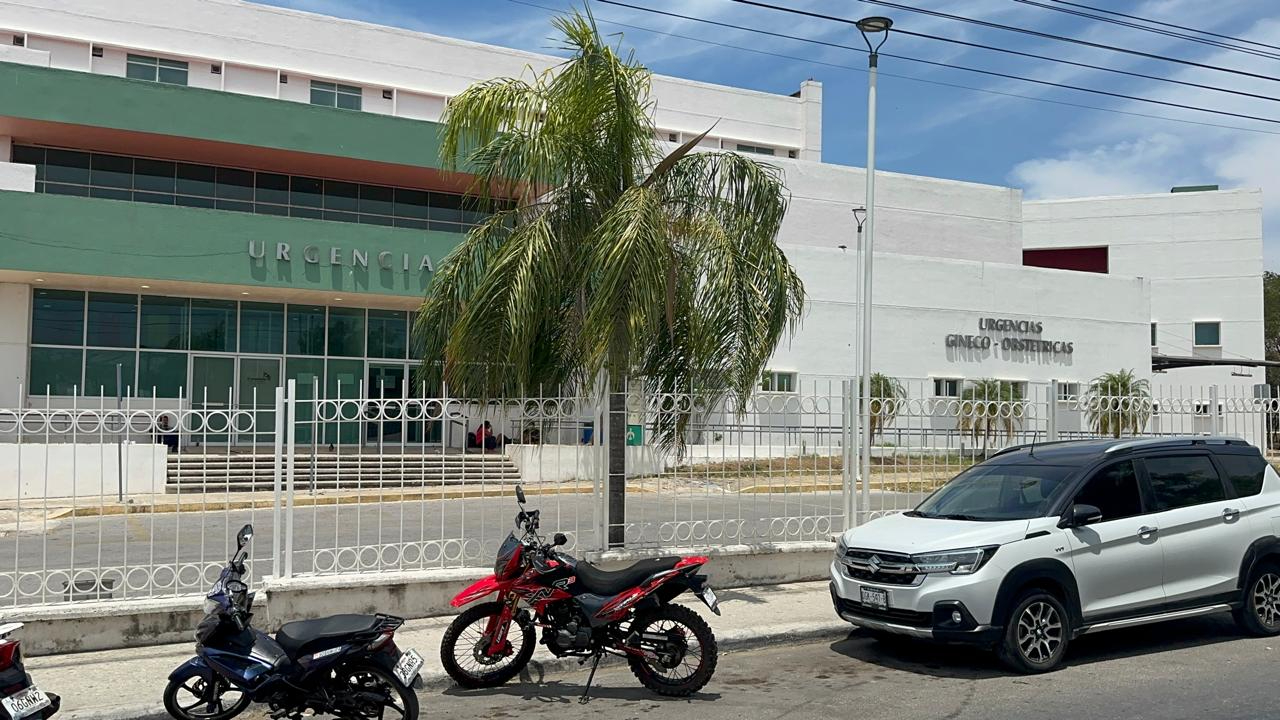 Socorristas trasladaron al jovencito al Hospital General de Especialidades para su atención médica.