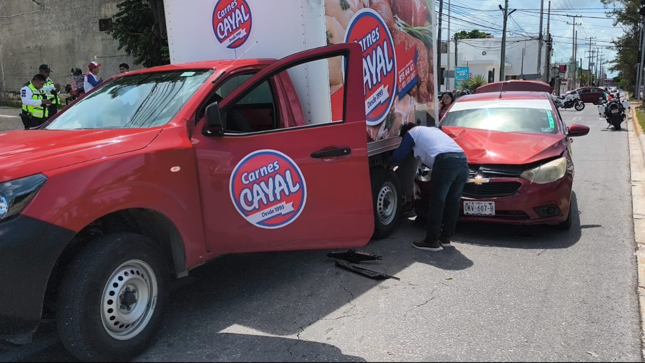 Un choque por alcance sobre la avenida Gustavo Díaz Ordaz dejó considerables daños materiales.
