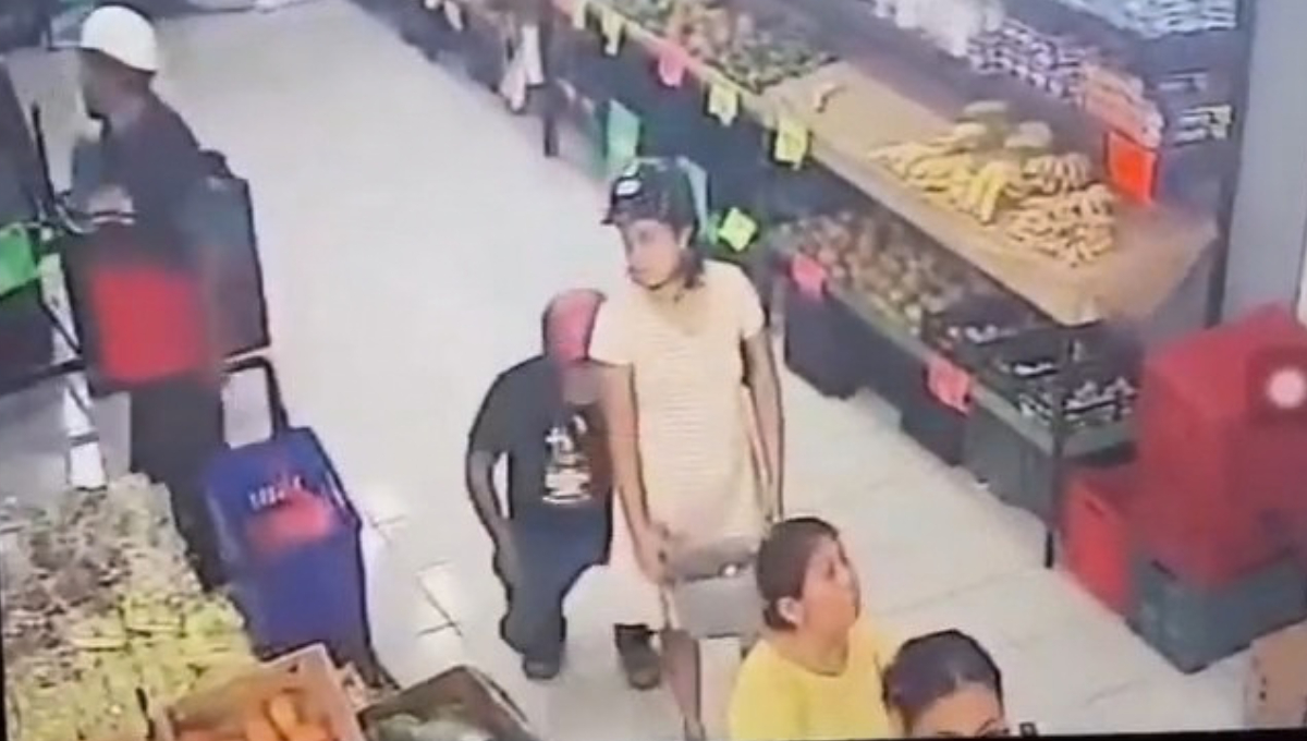 Un sujeto fue captado grabando por debajo del vestido de una mujer en una frutería de Calkiní.