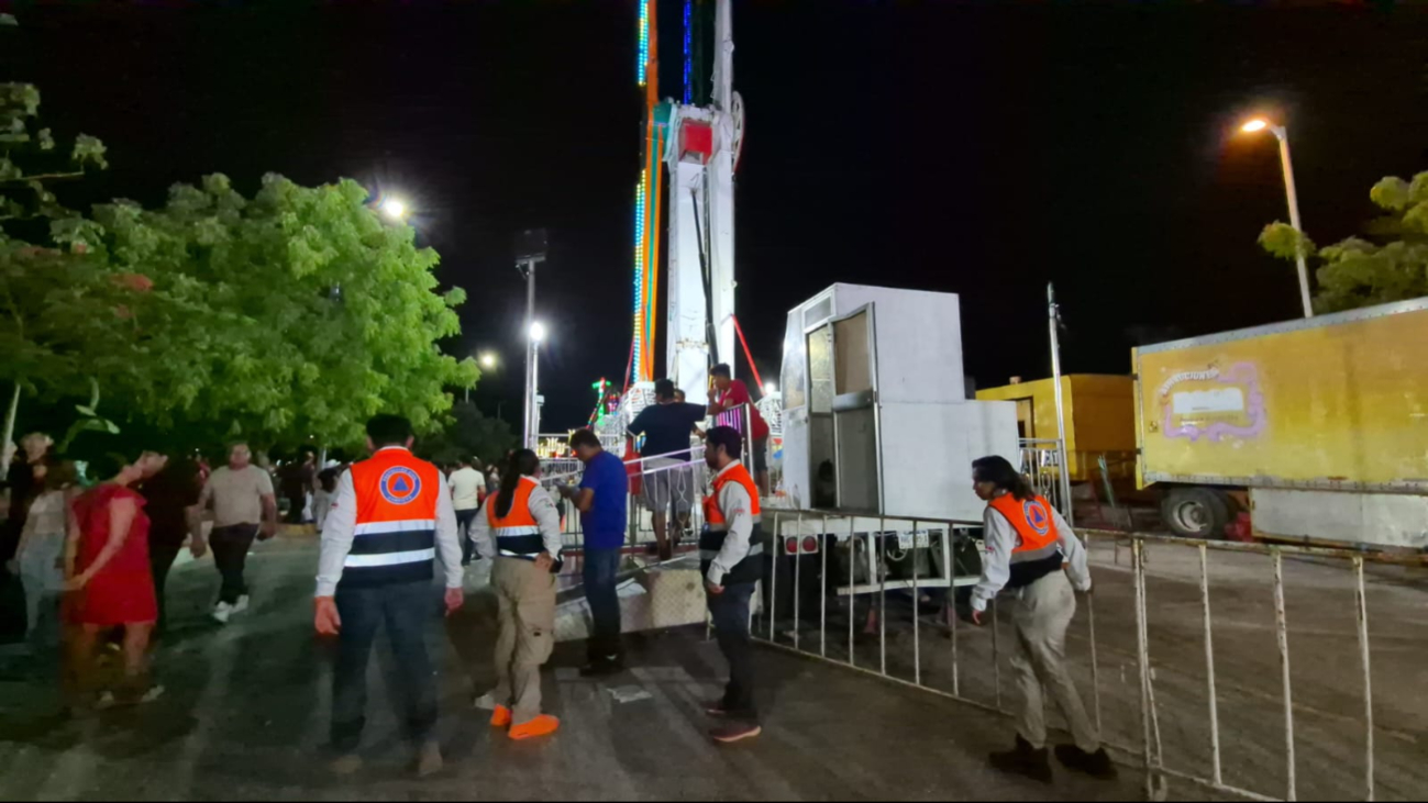 Una joven presuntamente salió proyectada de una atracción mecánica dentro del recinto festivo.