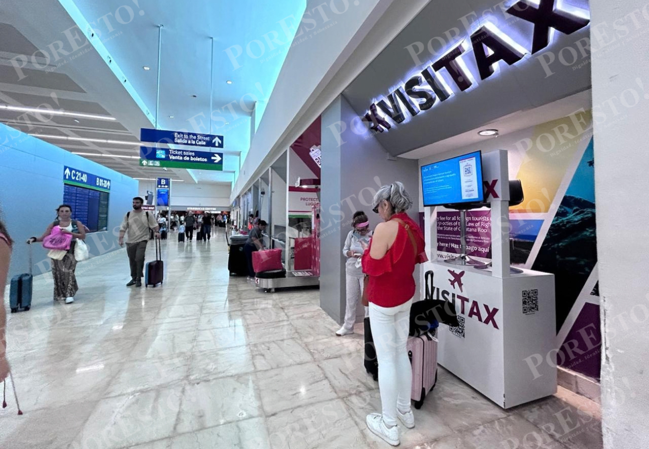 Los paseantes encuentran módulos de cobro sin información visible sobre la diferencia en la tarifa, principalmente en la Terminal 2