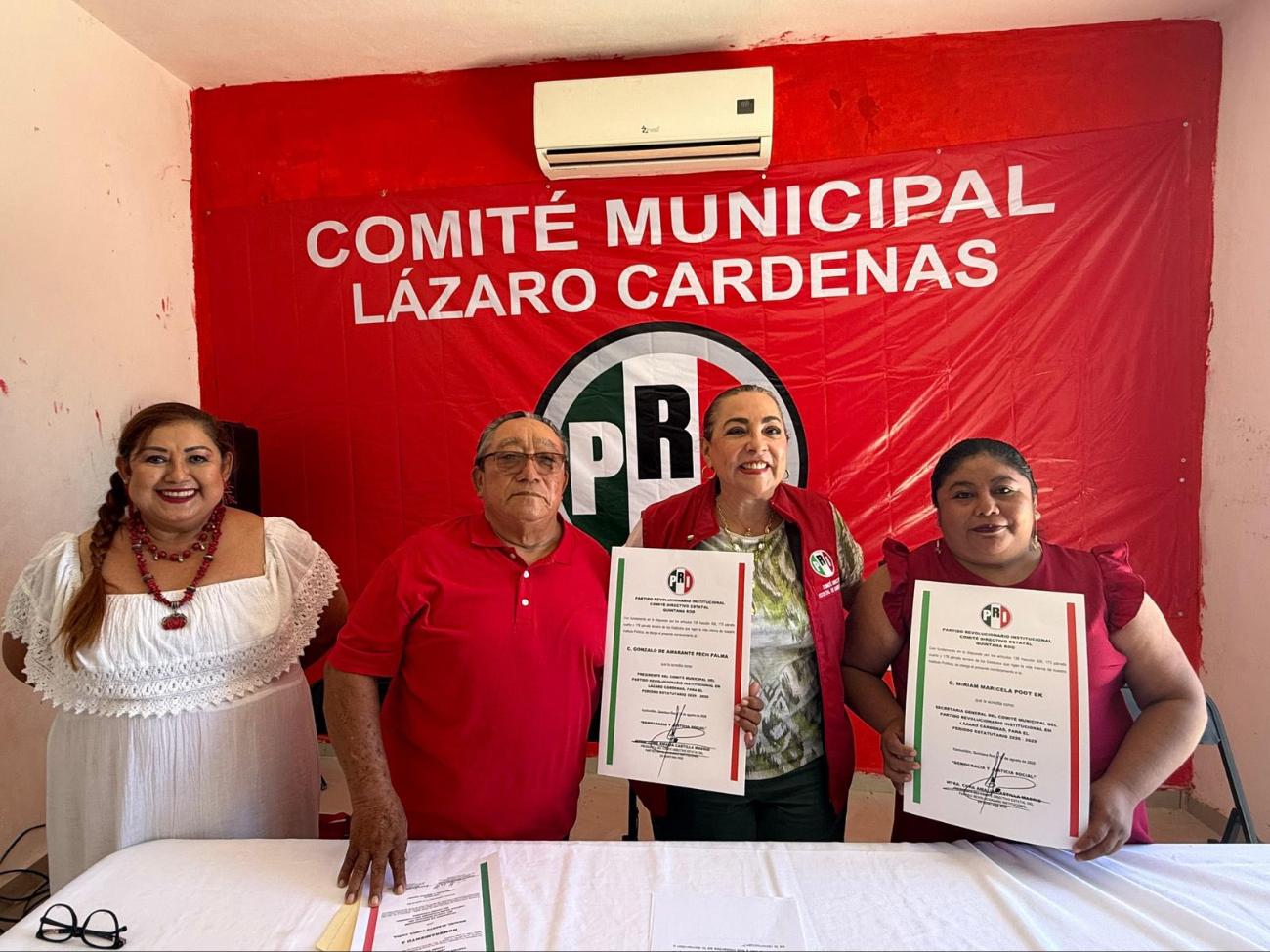 La actual secretaria general del Comité Municipal en Lázaro Cárdenas (d) destaca en las filas del tricolor por su activismo en la gestión comunitaria y trabajo directo en territorio