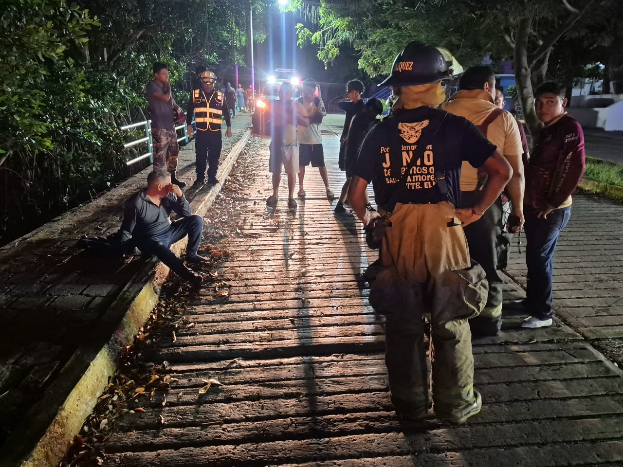 Una alegre noche de copas terminó en un refrescante e inesperado chapuzón en la Caleta.