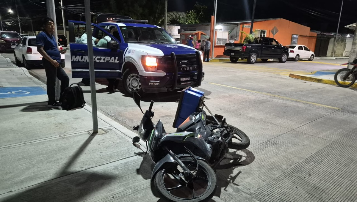 Choque de motos y camioneta deja a mujer y niño lesionados.