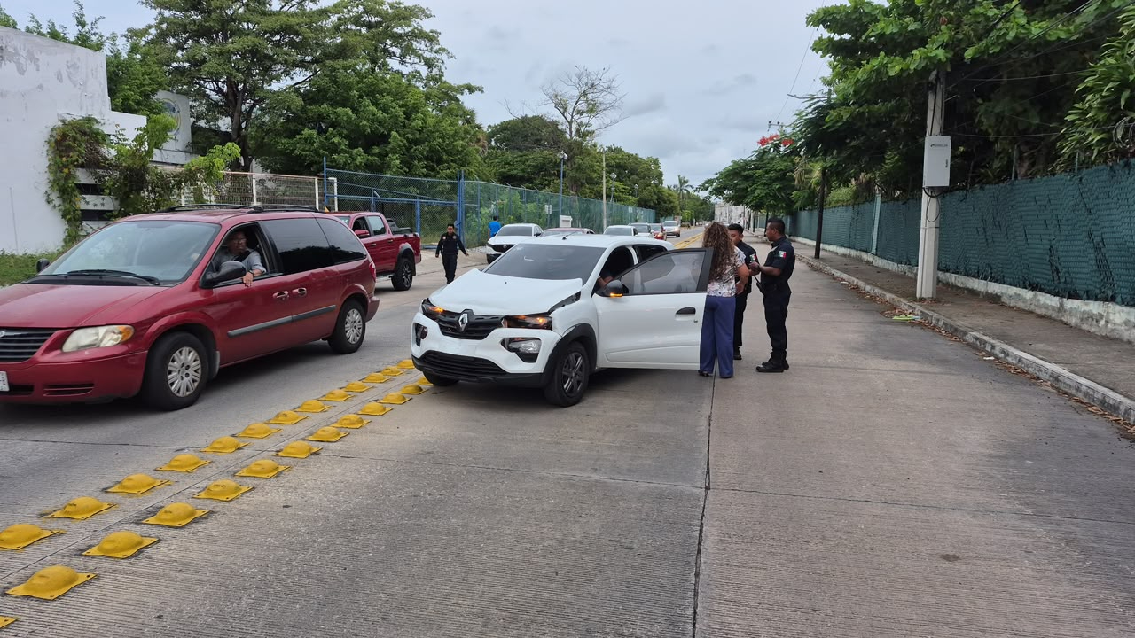 Una colisión por alcance en la avenida Concordia desencadenó una persecución por calles de la colonia Petrolera.