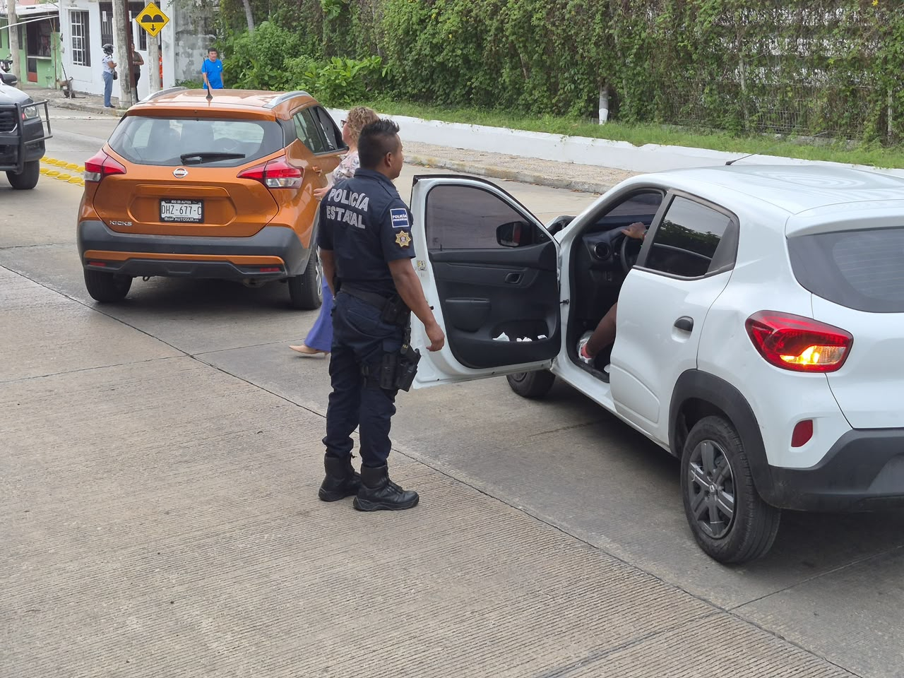 La esposa del afectado acudió en una camioneta Nissan y le cerró el paso.