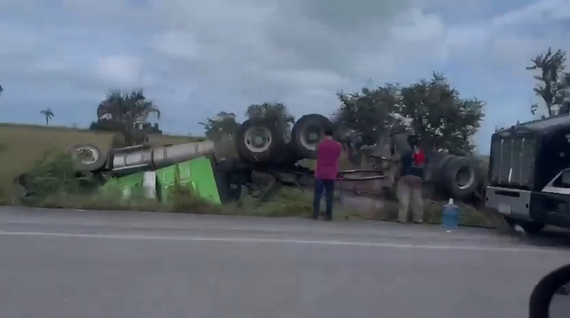 1. Guardia Nacional abandera zona tras volcadura de tráiler en Punta Xen