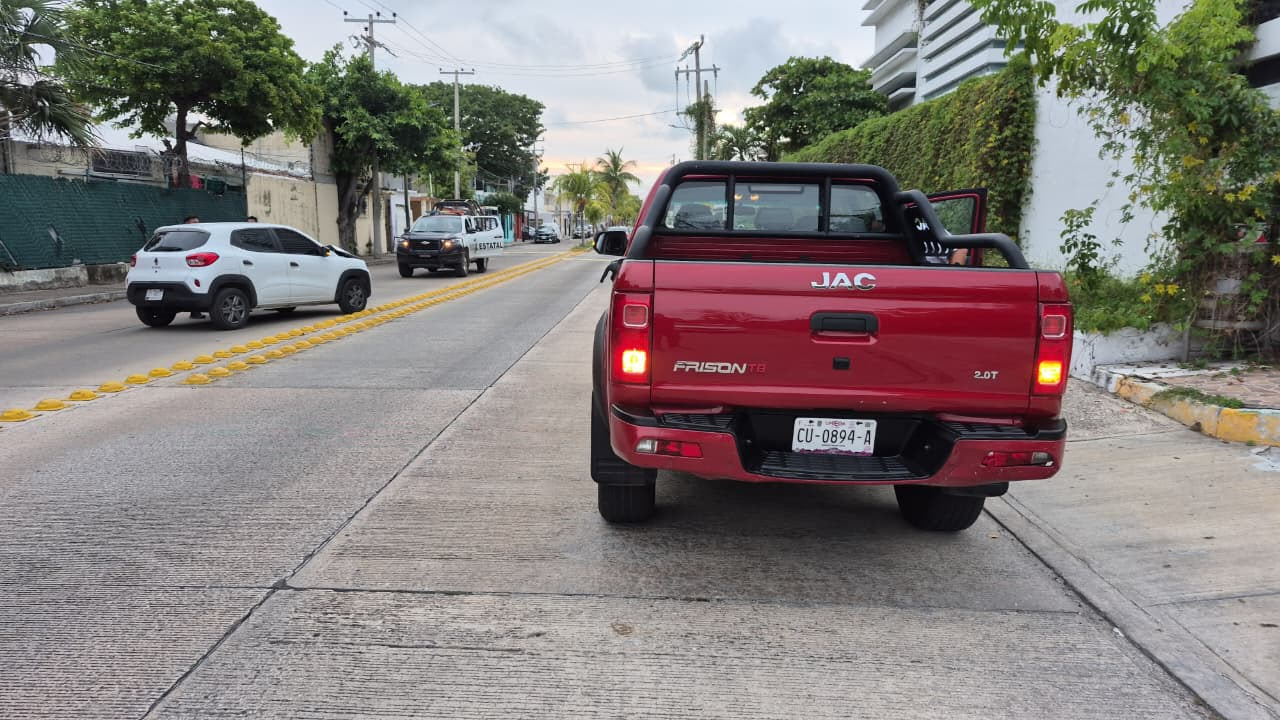 El guiador de una camioneta JAC roja fue chocado por la espalda por un auto Renault Kwid blanco con placas de Quintana Roo.