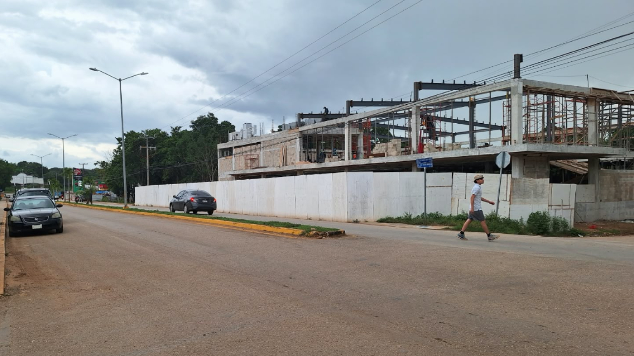 Tiendas de gran tamaño han acaparado los espacios de la avenida principal.