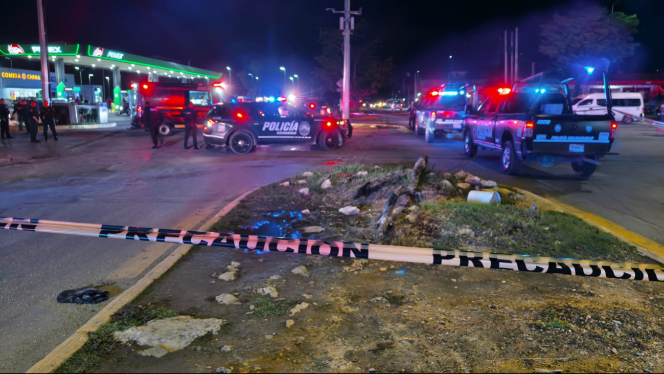 Unidades policiacas llegaron al lugar de los hechos y acordonaron el área.