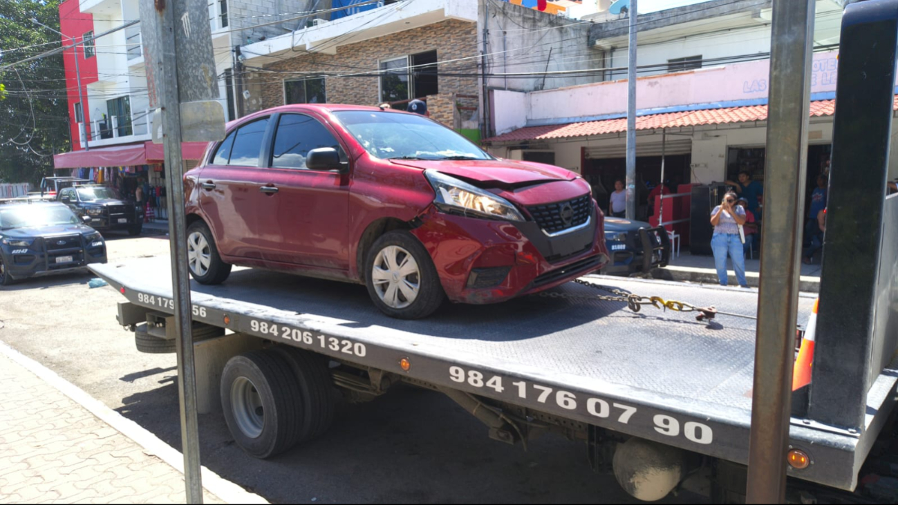 Un automovilista presuntamente ebrio provocó una persecución policial tras chocar dos vehículos en Playa del Carmen.