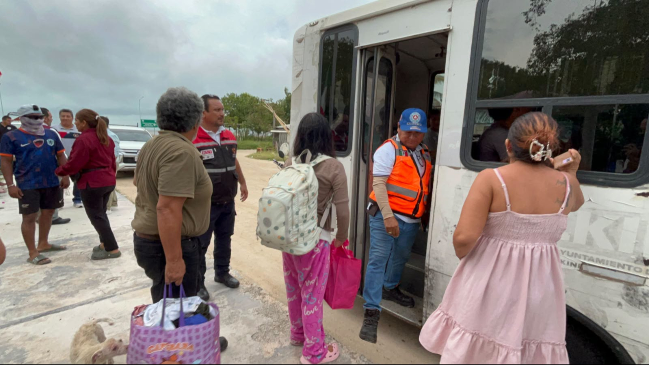 Autoridades de los tres niveles de gobierno evacuaron a familias de Isla Arena por Isaías.
