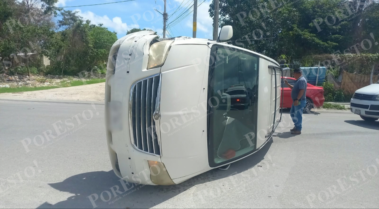 La camioneta terminó volcada después de impactar dos vehículos estacionados