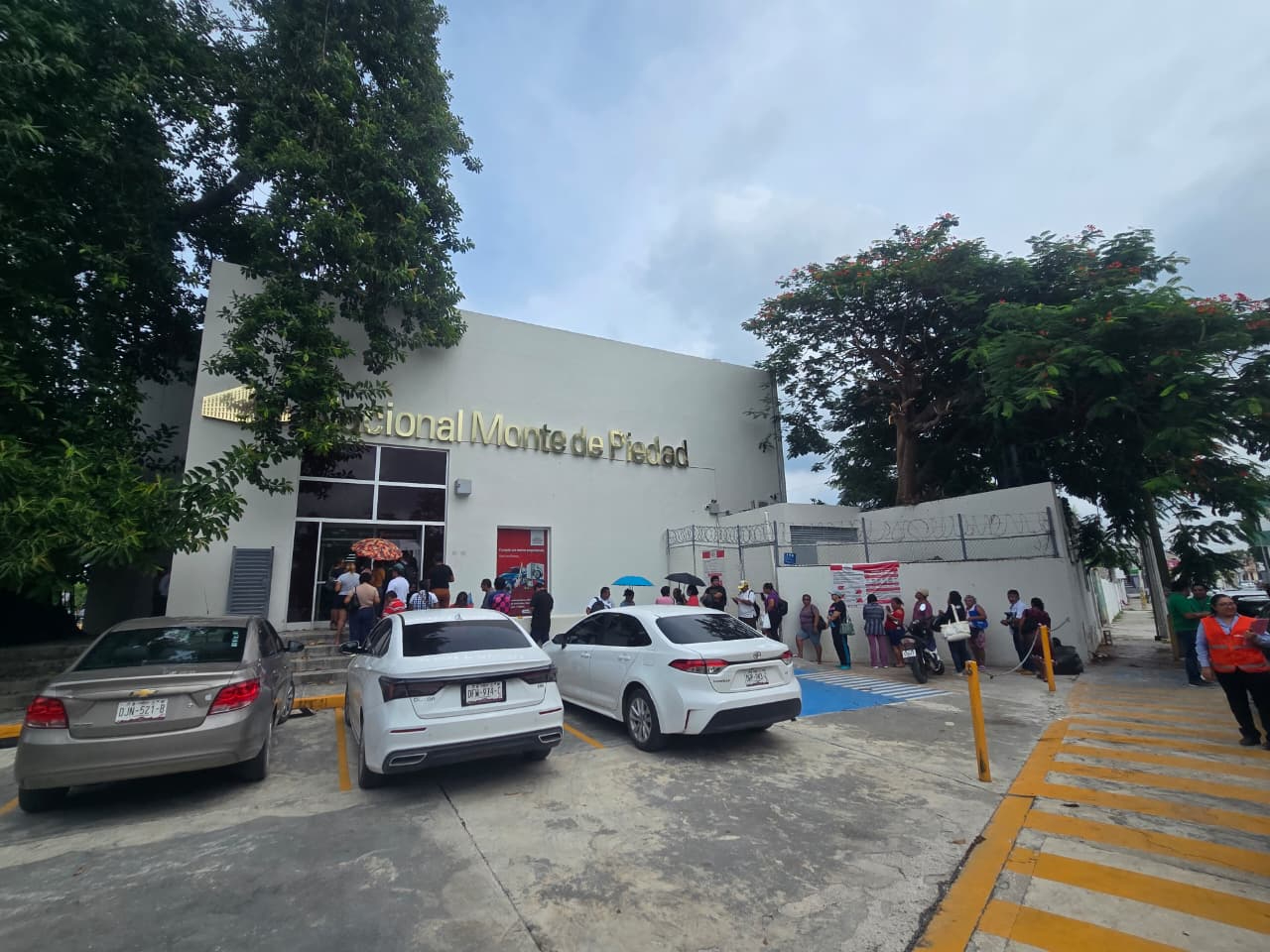 Decenas de clientes se congregaron en las sucursales del Monte de Piedad para intentar recuperar sus prendas empeñadas.