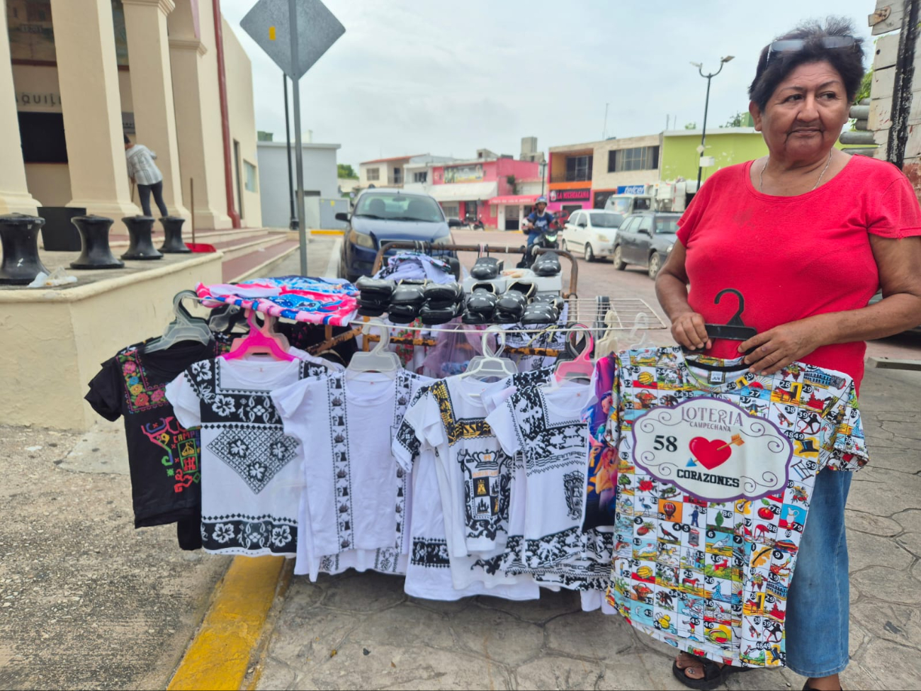 Doña Elsy Pérez recorre las calles de Champotón comerciando artículos tradicionales sobre un triciclo.