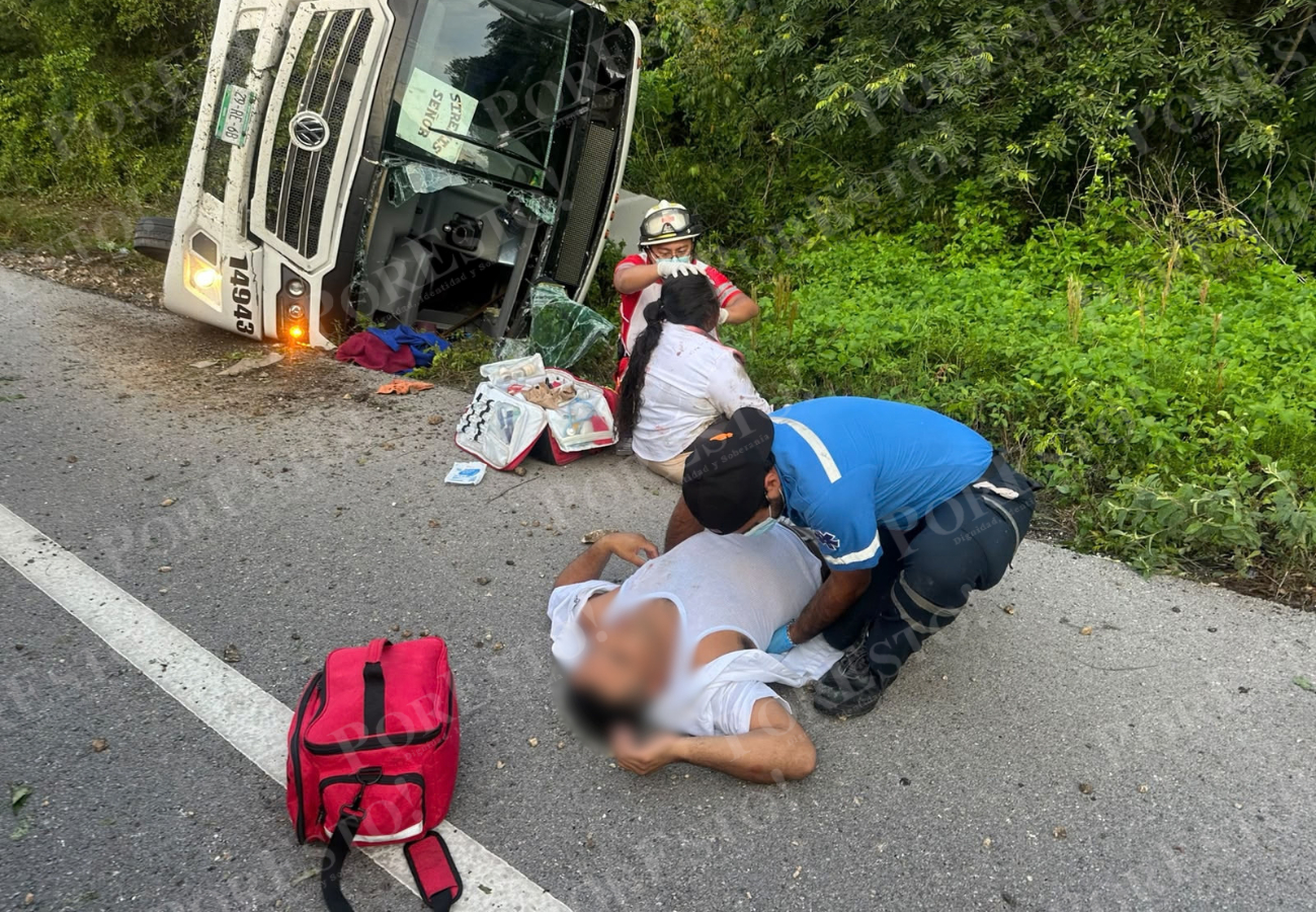 Al Hospital General de Felipe Carrillo Puerto ingresaron cuatro trabajadores lesionados, mientras que otros fueron trasladados a clínicas y hospitales de la zona norte