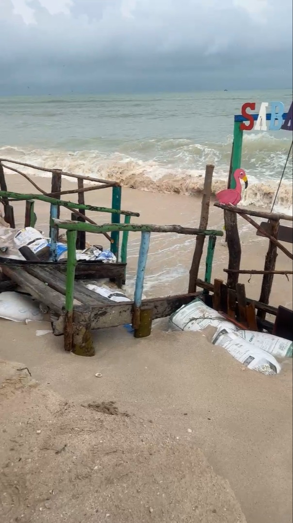 El incremento de la marea y las fuertes rachas de viento provocaron deslaves.
