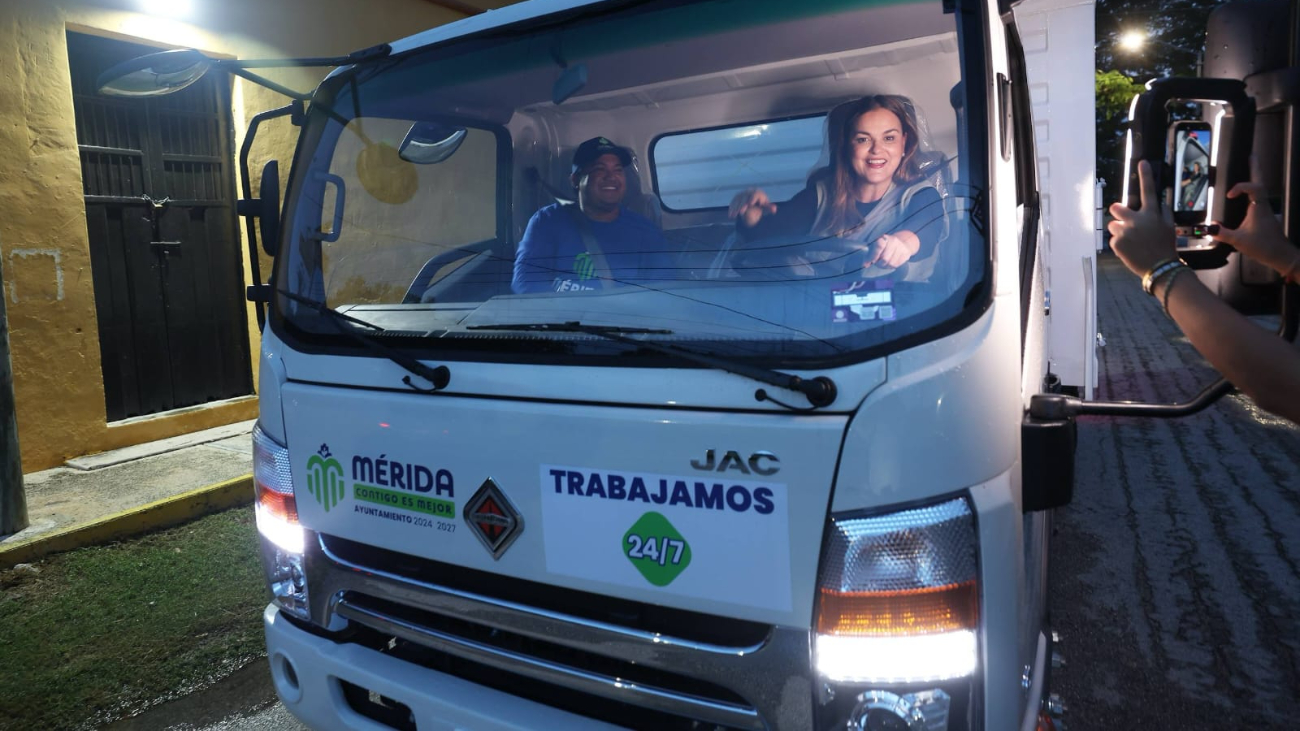 Mérida refuerza obras públicas con cuatro nuevos camiones de volteo