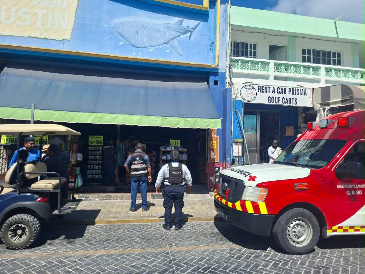 Paramédicos de la Cruz Roja acudieron al lugar para brindar atención al turista, pero ya no contaba con signos vitales