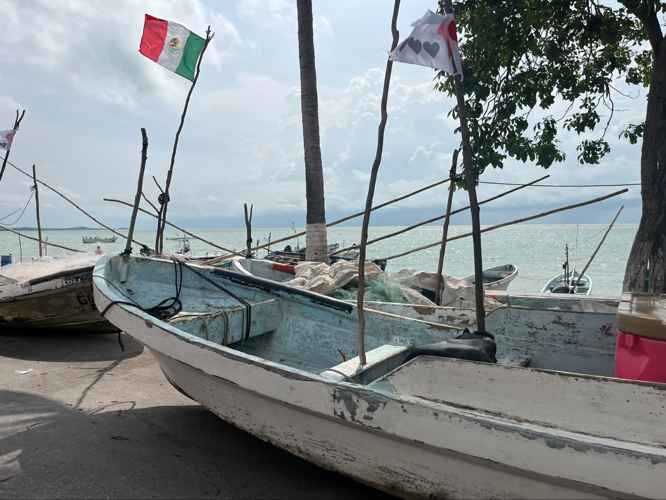 Pescadores de Seybaplaya resguadan lanchas y motores fuera de borda