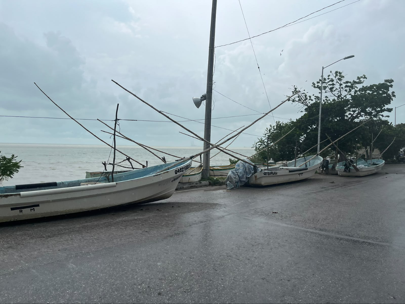 La tormenta tropical Isaías amenaza con convertirse en huracán frente a las costas campechanas.