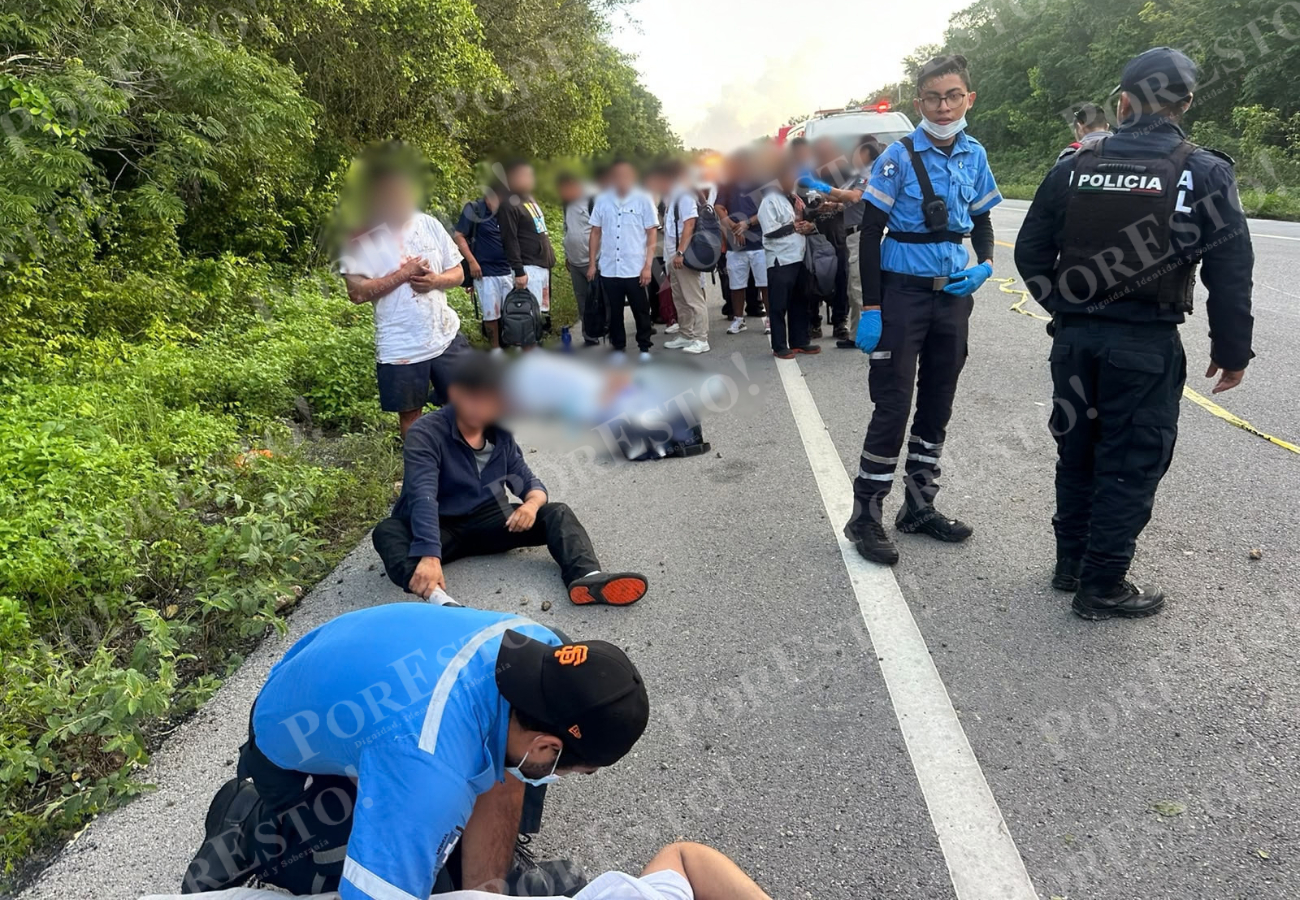 Paramédicos de la Cruz Roja y otros cuerpos de rescate acudieron al lugar para brindar atención a los trabajadores