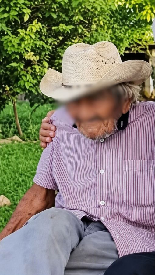 El adulto mayor fue trasladado para recibir atención médica luego de sufrir las picaduras