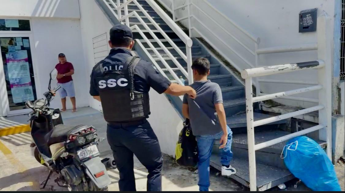 Los dos adultos fueron trasladados a una patrulla mientras el menor permaneció en el lugar