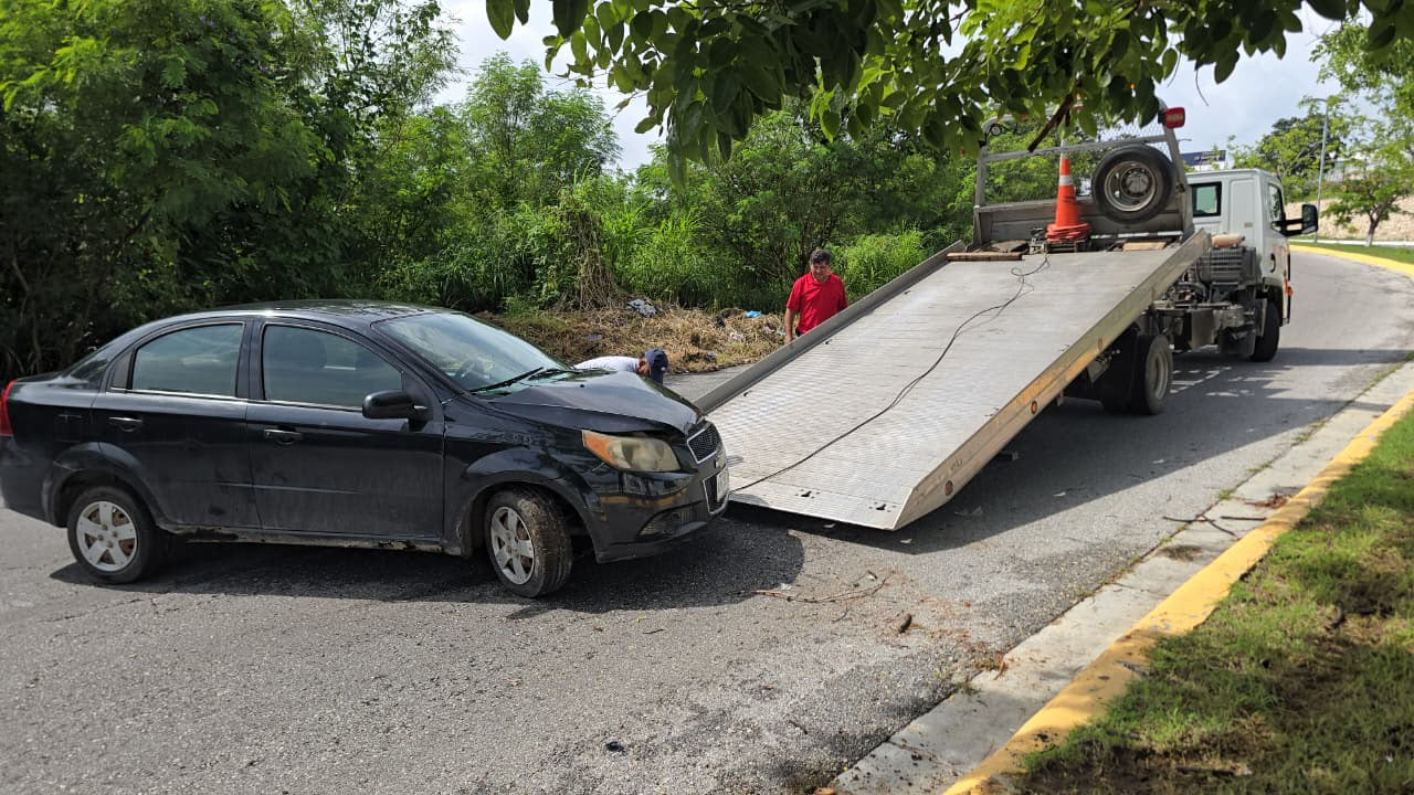 Un automóvil terminó impactado contra un árbol en la colonia Siglo XXIII.