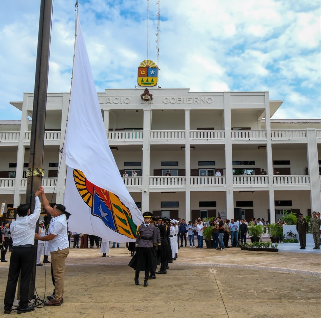 La ceremonia se realizó en la explanada frente al Palacio de Gobierno, donde 150 niñas, niños, jóvenes, instructores y coordinadores cívicos