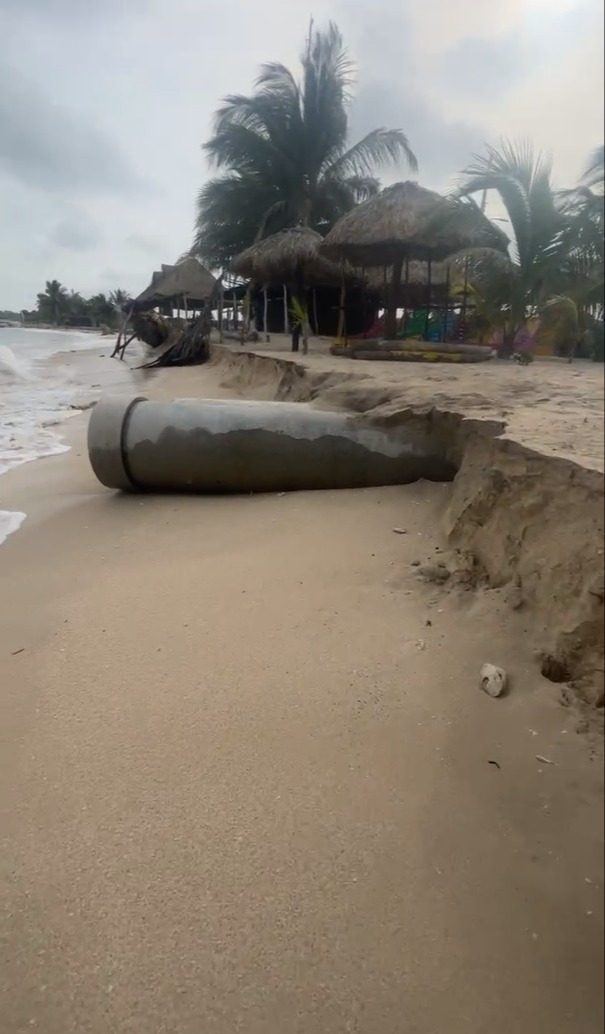 En Ciudad del Carmen se ordenó el cierre de Playa Norte, mientras que en Sabancuy se reportaron palapas dañadas.