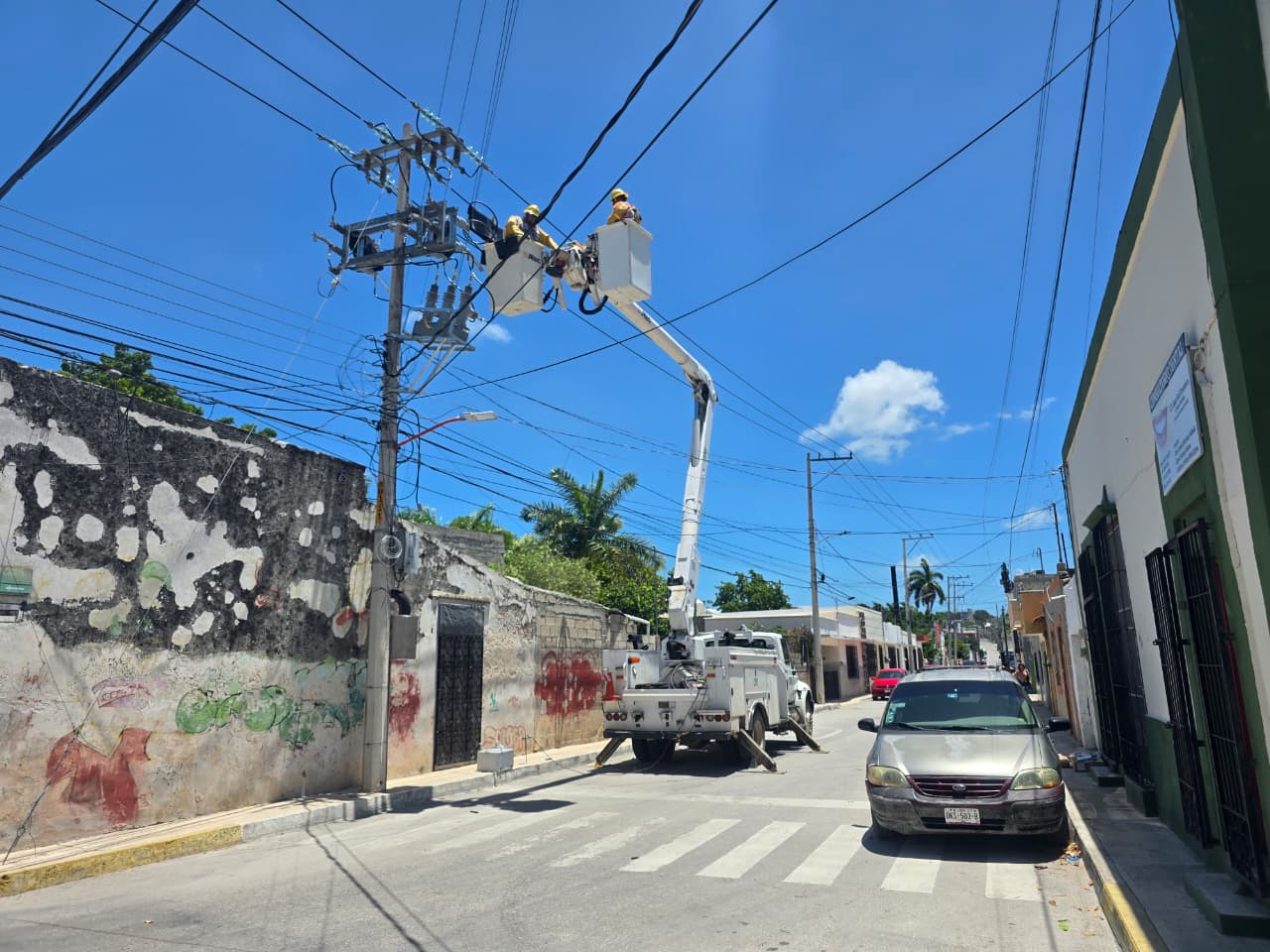 Ciudadanos de Campeche exigen solucionar las constantes fallas eléctricas ante la posible visita de la titular de la CFE.