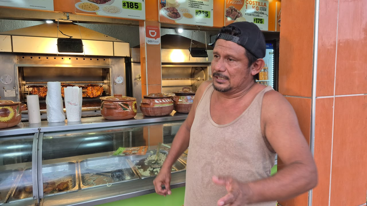 Un cliente acudió a una pollería en la colonia Benito Juárez exigiendo la devolución de su dinero.