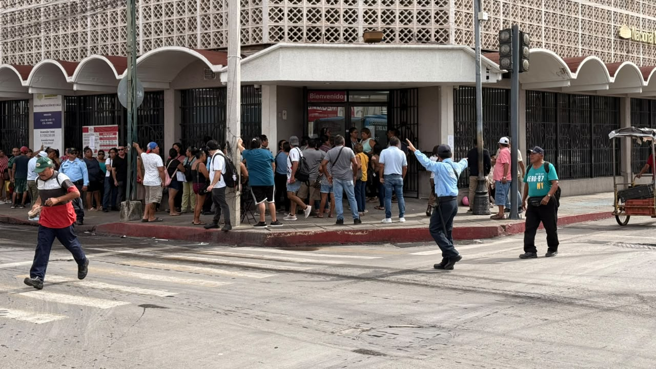 Tras 364 días de huelga, Nacional Monte de Piedad reabre en Mérida entre largas filas