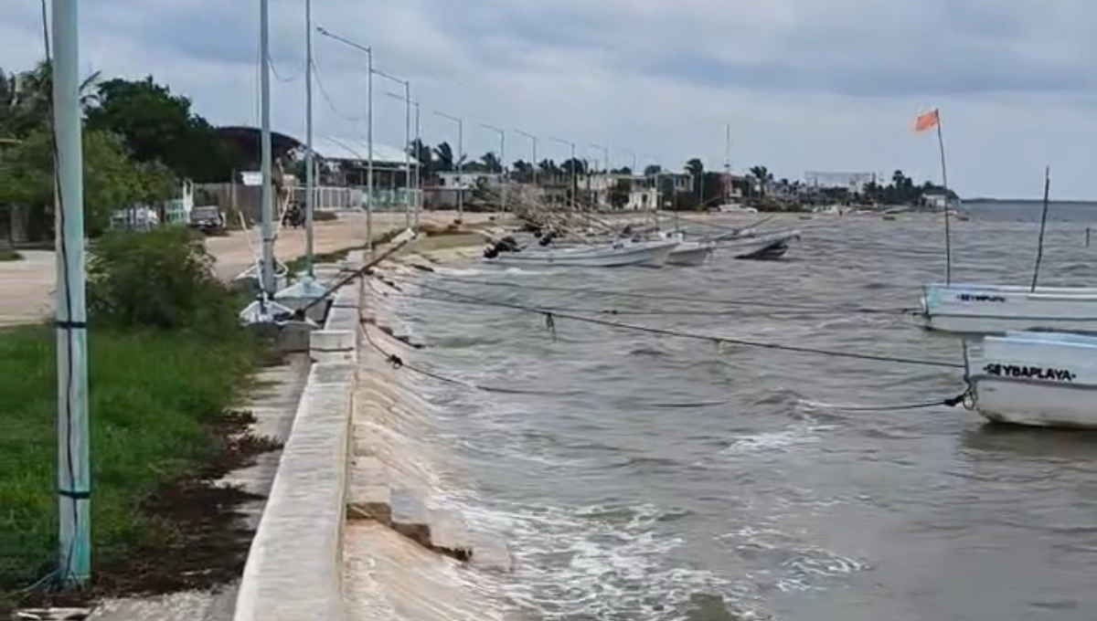 Evacuan familias en riesgo, despliegan personal de ayuda y suspenden clases por “Isaías”