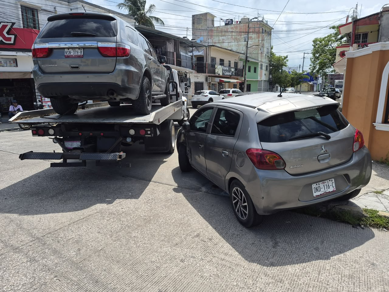 Una grúa que remolcaba una camioneta averiada provocó un accidente en la colonia Morelos.