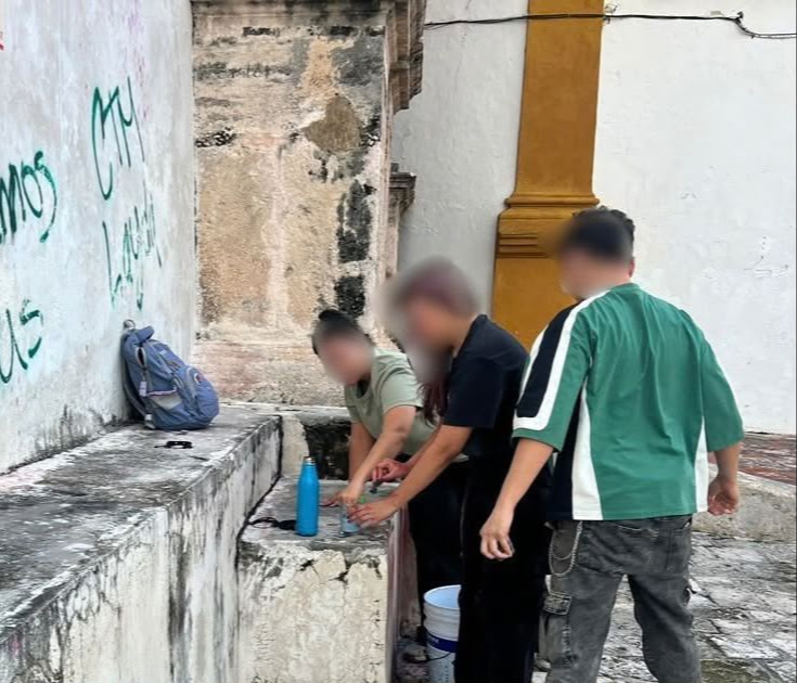 Un grupo de jóvenes fue sorprendido haciendo pintas en el Ex Templo de San José.