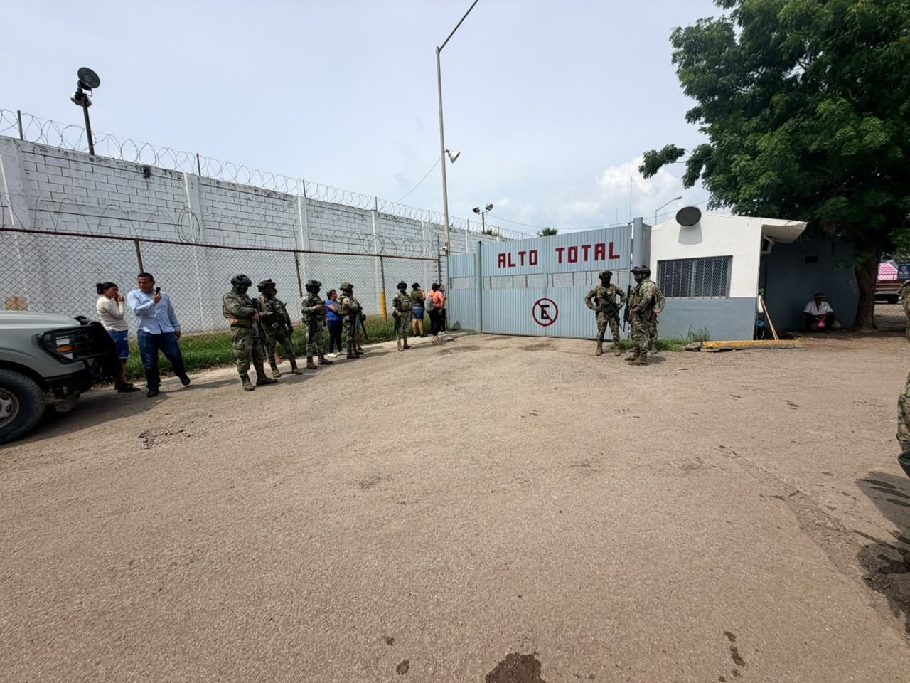 Una jornada de violencia en el penal El Castillo de Mazatlán dejó al menos ocho muertos.