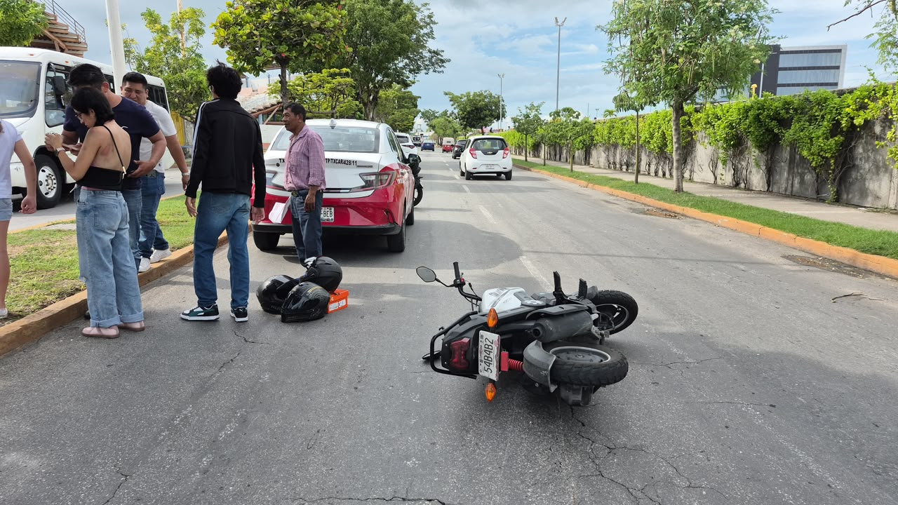 Dos jovencitas en motocicleta sufrieron un accidente frente a la plaza Zentralia.