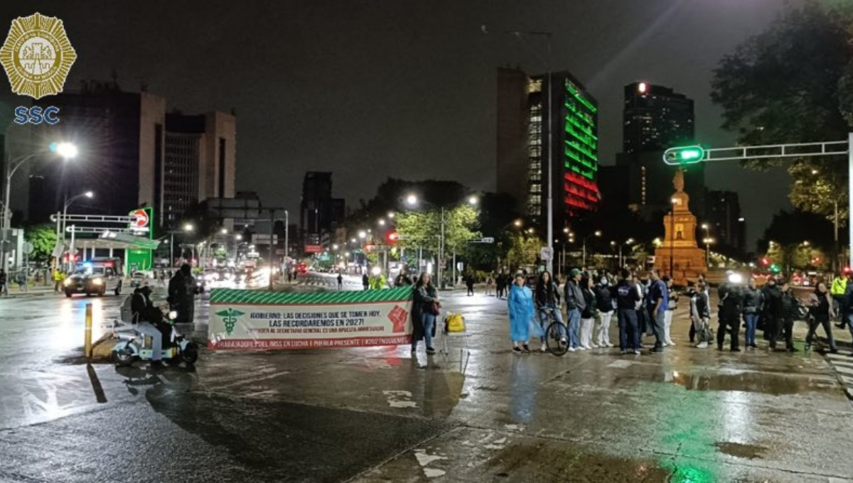 Manifestantes del IMSS realizan plantón en Paseo de la Reforma.