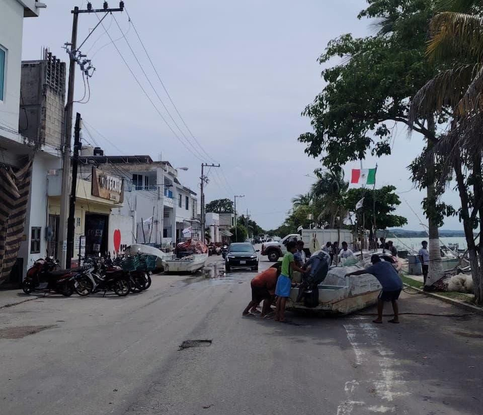 Pescadores de Champotón resguardaron sus lanchas ante Isaías