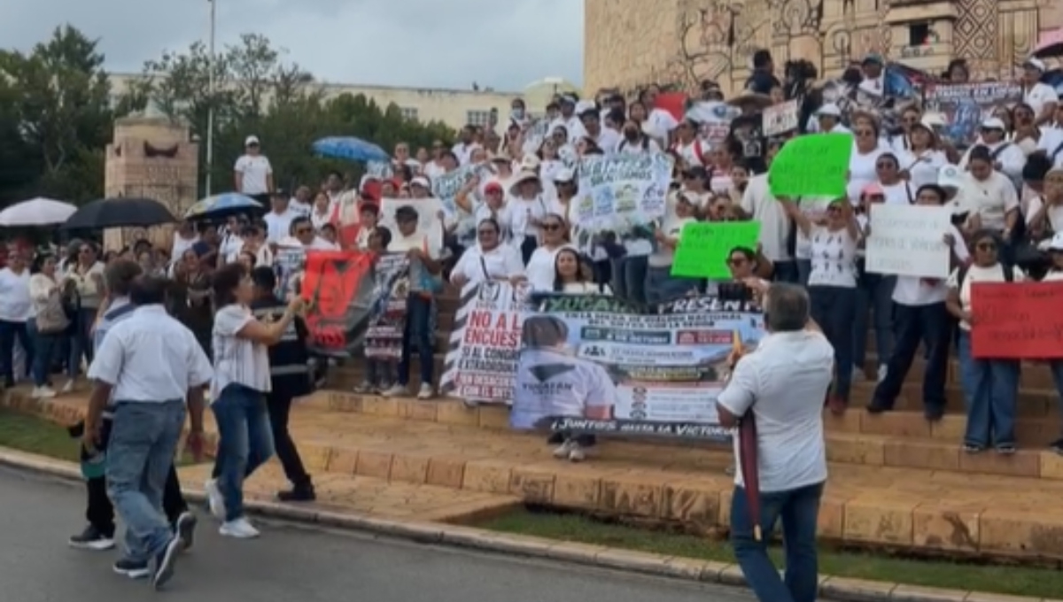 Pese a la lluvia del huracán Isaías, trabajadores del IMSS marchan en Mérida