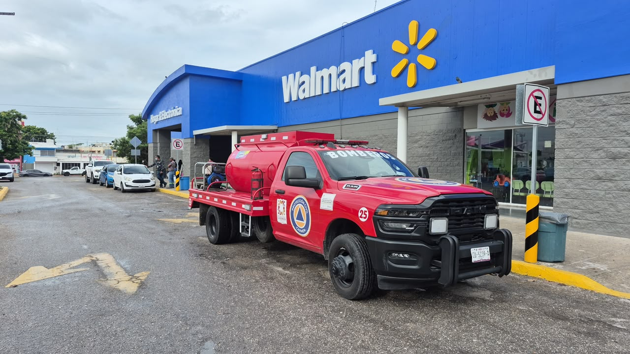 Protección Civil suspende operaciones en Walmart de Ciudad del Carmen tras detectar posible cortocircuito