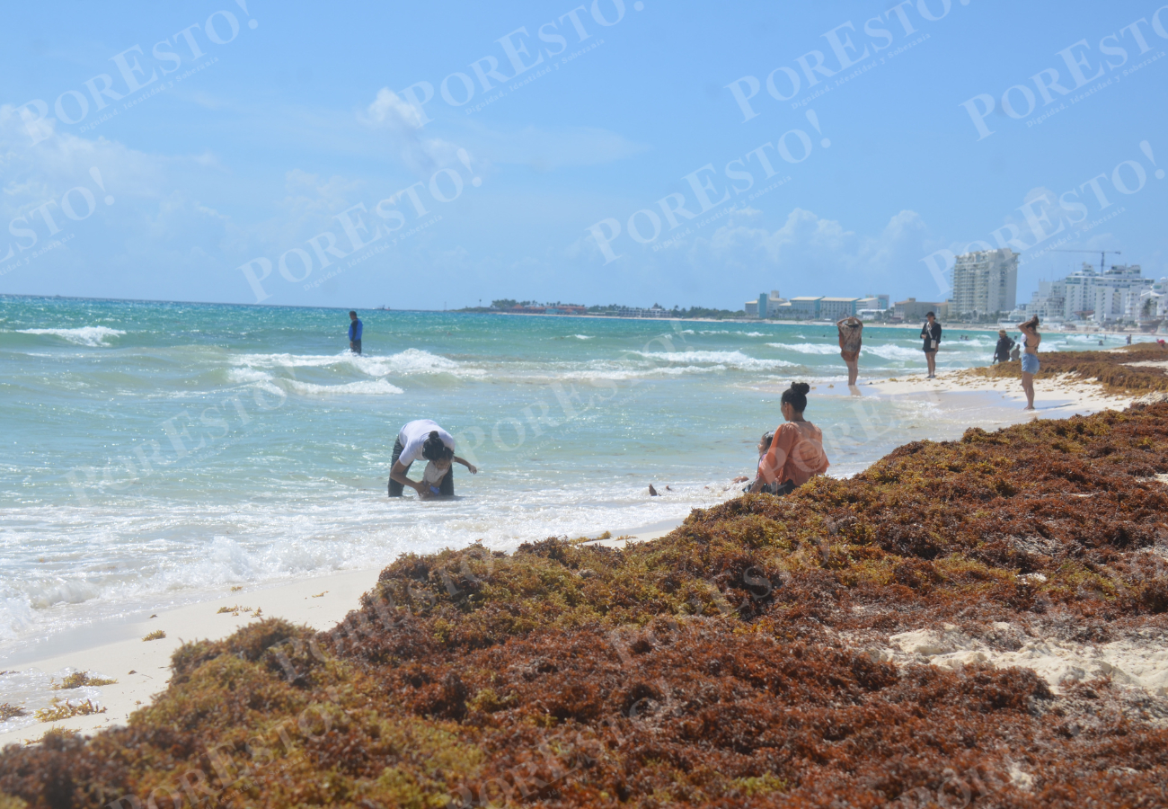 Ciudadanos disfrutaron de arenales casi limpios y agua cristalina en Delfines, pero con restricciones debido a las corrientes de retorno