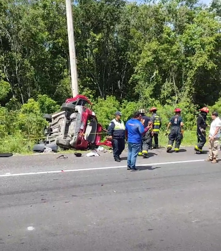 De acuerdo con los primeros reportes, el automovilista habría circulado a exceso de velocidad antes de perder el control del vehículo