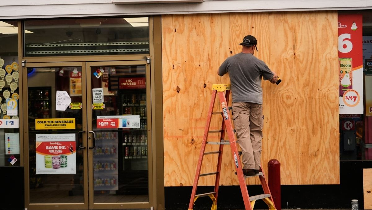 Ante la amenaza del fenómeno, el gobernador de Florida, Ron DeSantis, anunció la preparación de un despliegue de más de 12 mil elementos de seguridad