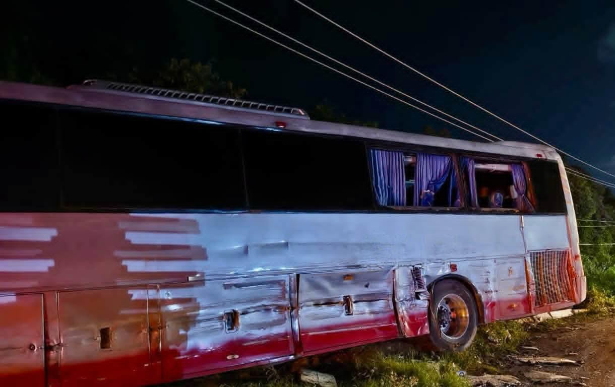 El autobús de transporte de personal sufrió daños importantes en un costado.