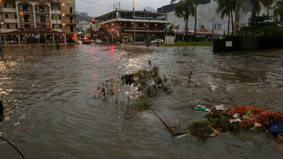 Para las costas y el oeste de Guerrero, así como la costa y el este de Michoacán, se pronostican lluvias torrenciales de 150 a 250 milímetro